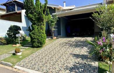 Imagem: A casa em condomínio possui 3 Dormitórios, 1 Banheiro, 2 Vagas