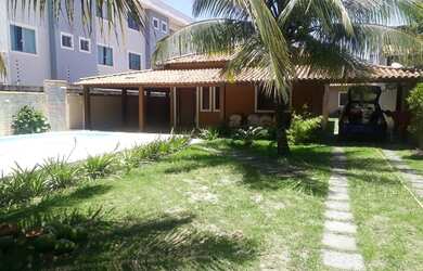 Imagem: A casa possui 4 Dormitórios, 2 Banheiros, 5 Vagas na garagem