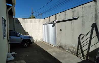 Imagem: A casa possui 2 Dormitórios, 1 Banheiro, 1 Vaga na garagem