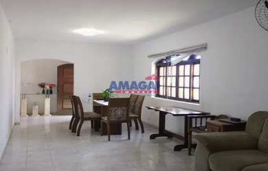 Imagem: A casa possui 2 Dormitórios, 2 Banheiros, 5 Vagas na garagem