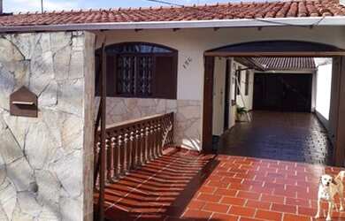 Imagem: A casa possui 4 Dormitórios, 1 Banheiro, 5 Vagas na garagem