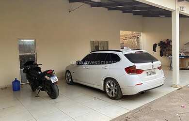 Imagem: A casa possui 2 Dormitórios, 2 Banheiros, 2 Vagas na garagem