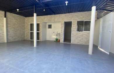 Imagem: A casa possui 3 Dormitórios, 2 Banheiros, 1 Vaga na garagem