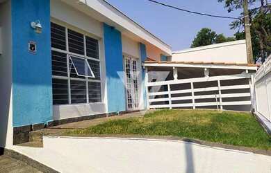 Imagem: A casa possui 4 Dormitórios, 2 Banheiros, 4 Vagas na garagem