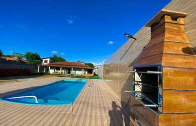 Imagem: A casa possui 4 Dormitórios, 2 Banheiros e 5 Vagas na garagem