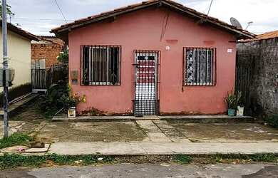 Imagem: A casa possui 2 Dormitórios, 1 Banheiro, 1 Vaga na garagem