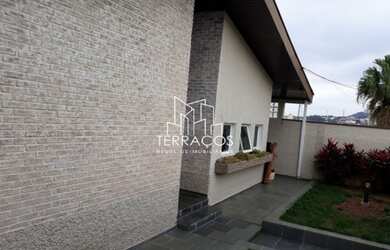 Imagem: A casa possui 4 Dormitórios, 4 Banheiros, 5 Vagas na garagem