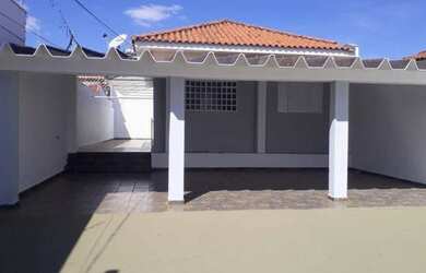 Imagem: A casa possui 2 Dormitórios, 1 Banheiro, 3 Vagas na garagem