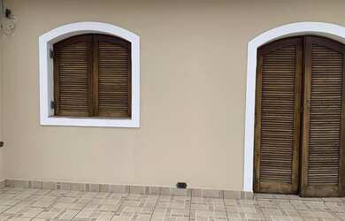 Imagem: A casa possui 3 Dormitórios, 3 Banheiros, 5 Vagas na garagem