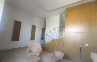 Imagem: A casa possui 4 Dormitórios, 5 Banheiros, 5 Vagas na garagem