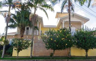 Imagem: A casa possui 4 Dormitórios, 1 Banheiro, 4 Vagas na garagem