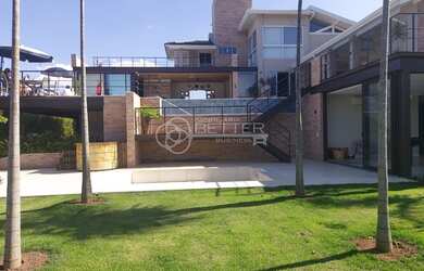 Imagem: A casa em condomínio possui 5 Dormitórios, 5 Banheiros, 700m²