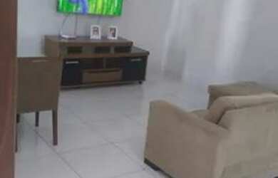 Imagem: A casa possui 3 Dormitórios, 2 Banheiros, 2 Vagas na garagem