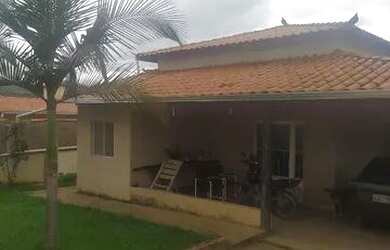 Imagem: A casa possui 3 Dormitórios, 2 Banheiros, 5 Vagas na garagem