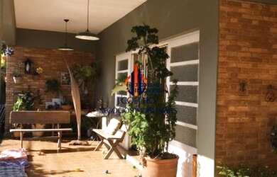 Imagem: A casa e possui 3 Dormitórios, Suítes, 1 Banheiro, 2 Vagas