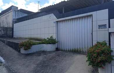 Imagem: A casa possui 3 Dormitórios, 2 Banheiros, 2 Vagas na garagem