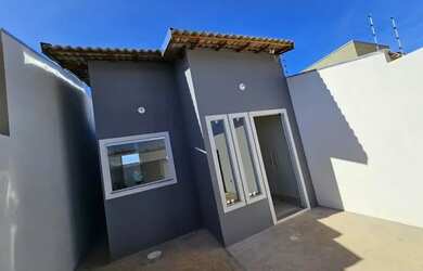 Imagem: A casa possui 3 Dormitórios, 1 Banheiro, 1 Vaga na garagem