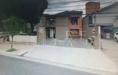 Imagem: O depósito possui 3 Vagas na garagem e 174m² de Área e está