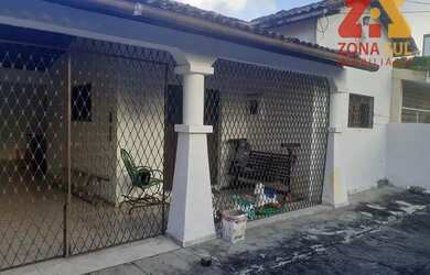 Imagem: A casa possui 3 Dormitórios, 3 Banheiros, 4 Vagas na garagem