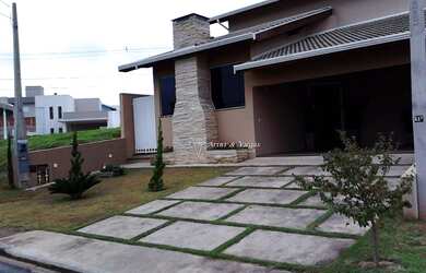 Imagem: A casa em condomínio possui 3 Dormitórios, 3 Banheiros, 4