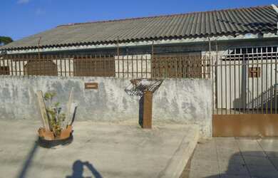 Imagem: A casa possui 3 Dormitórios, 1 Banheiro, 1 Vaga na garagem