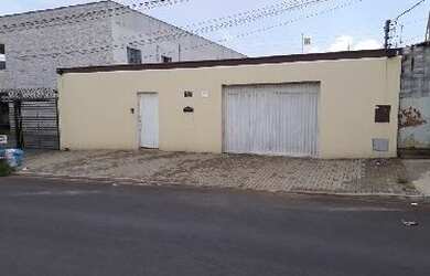 Imagem: A casa possui 3 Dormitórios, 4 Banheiros, 4 Vagas na garagem