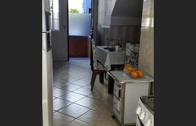 Imagem: A casa possui 2 Dormitórios, 1 Banheiro, 1 Vaga na garagem