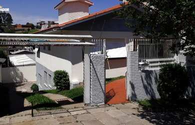 Imagem: A casa possui 3 Dormitórios, 3 Banheiros, 5 Vagas na garagem