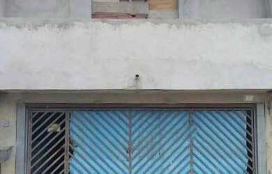 Imagem: A casa possui 4 Dormitórios, 2 Banheiros, 2 Vagas na garagem