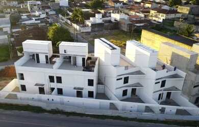 Imagem: A casa possui 4 Dormitórios, 4 Banheiros, 2 Vagas na garagem