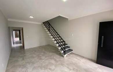 Imagem: A casa possui 3 Dormitórios, 3 Banheiros, 1 Vaga na garagem