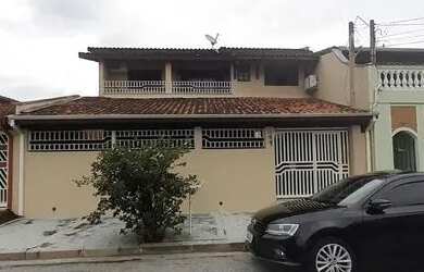 Imagem: A casa possui 3 Dormitórios, 2 Banheiros, 2 Vagas na garagem