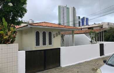 Imagem: A casa possui 5 Dormitórios, 5 Banheiros, 230m² de Área e