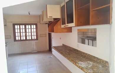 Imagem: A casa possui 3 Dormitórios, 2 Banheiros, 3 Vagas na garagem