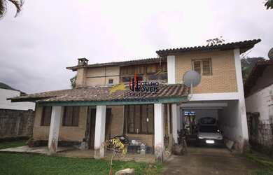 Imagem: A casa possui 4 Dormitórios, 2 Banheiros, 5 Vagas na garagem