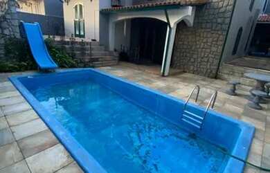 Imagem: A casa possui 5 Dormitórios, 3 Banheiros, 3 Vagas na garagem