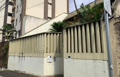 Imagem: A casa possui 3 Dormitórios, 2 Banheiros, 3 Vagas na garagem