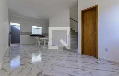 Imagem: A casa e possui 2 Dormitórios, Suítes, 3 Banheiros, 68-0m²