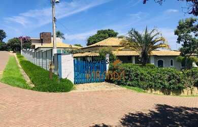 Imagem: A casa em condomínio possui 5 Dormitórios, 5 Banheiros, 5