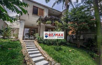 Imagem: A casa possui 3 Dormitórios, 5 Banheiros, 4 Vagas na garagem