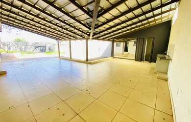 Imagem: A casa possui 2 Dormitórios, 3 Banheiros, 5 Vagas na garagem