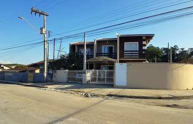 Imagem: A casa possui 2 Dormitórios, 2 Banheiros, 1 Vaga na garagem