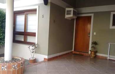 Imagem: A casa em condomínio possui 3 Dormitórios, 1 Banheiro, 2 Vagas