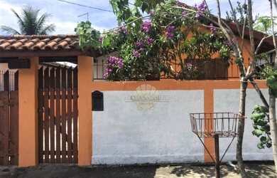 Imagem: A casa possui 2 Dormitórios, 2 Banheiros, 3 Vagas na garagem