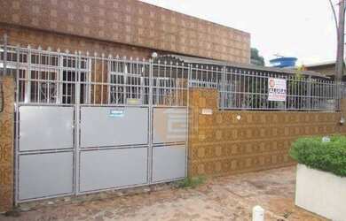 Imagem: A casa possui 2 Dormitórios, 1 Banheiro, 2 Vagas na garagem