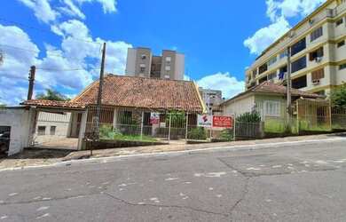 Imagem: A casa possui 4 Dormitórios, 4 Banheiros, 2 Vagas na garagem