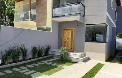 Imagem: A casa possui 3 Dormitórios, 2 Banheiros, 1 Vaga na garagem