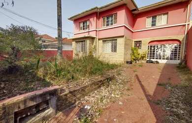 Imagem: A casa possui 5 Dormitórios, 4 Banheiros, 5 Vagas na garagem