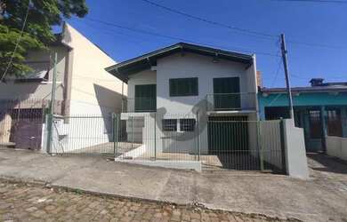 Imagem: A casa possui 3 Dormitórios, 2 Banheiros, 4 Vagas na garagem