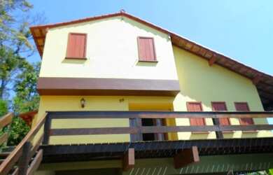 Imagem: A casa possui 4 Dormitórios, 2 Banheiros, 310m² de Área e